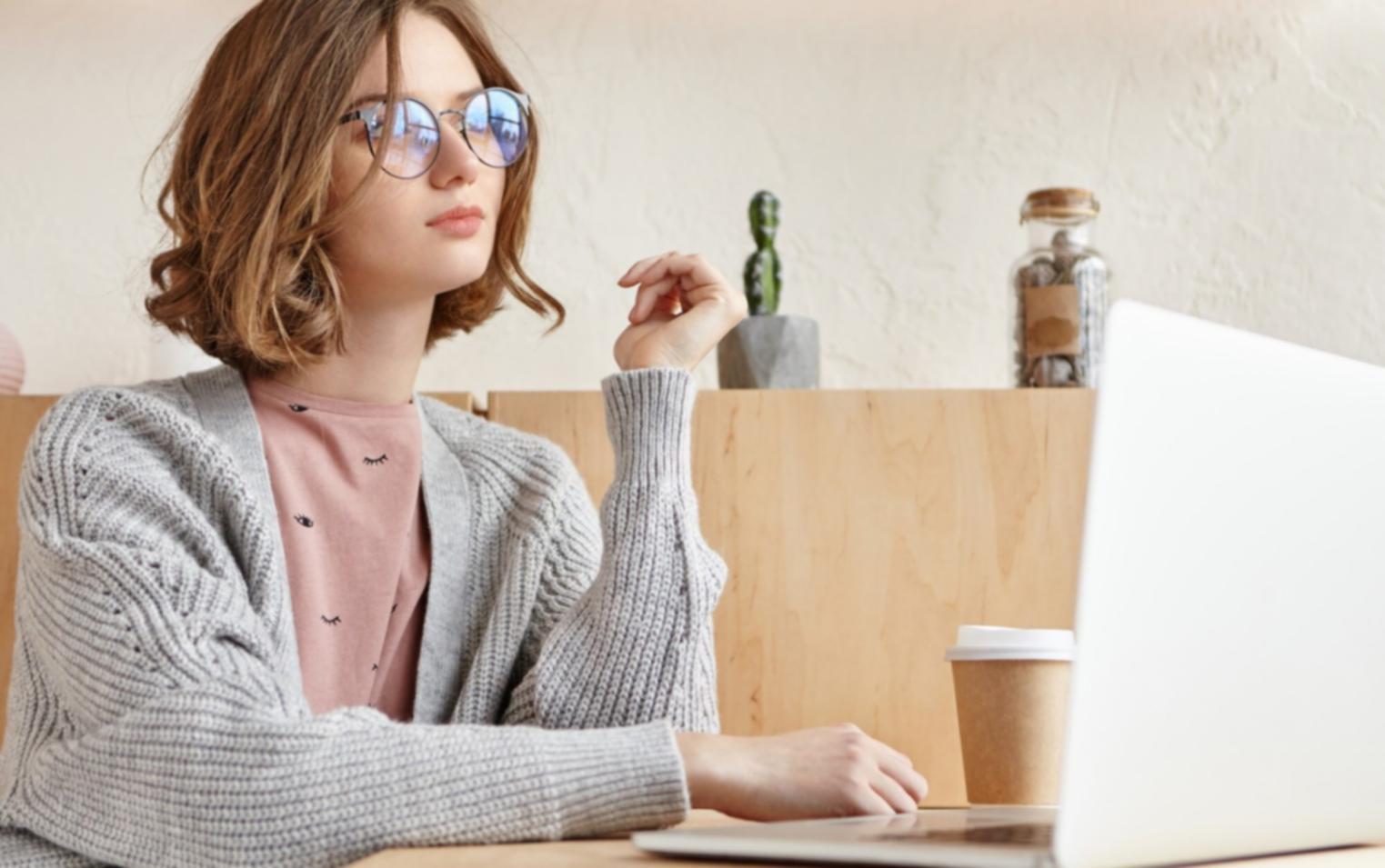 Analisis data keuangan dan grafik trading untuk pembelajaran fundamental