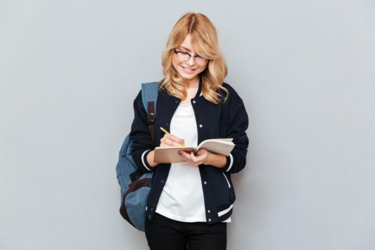 Suasana kelas interaktif program analisis fundamental dengan peserta yang antusias belajar