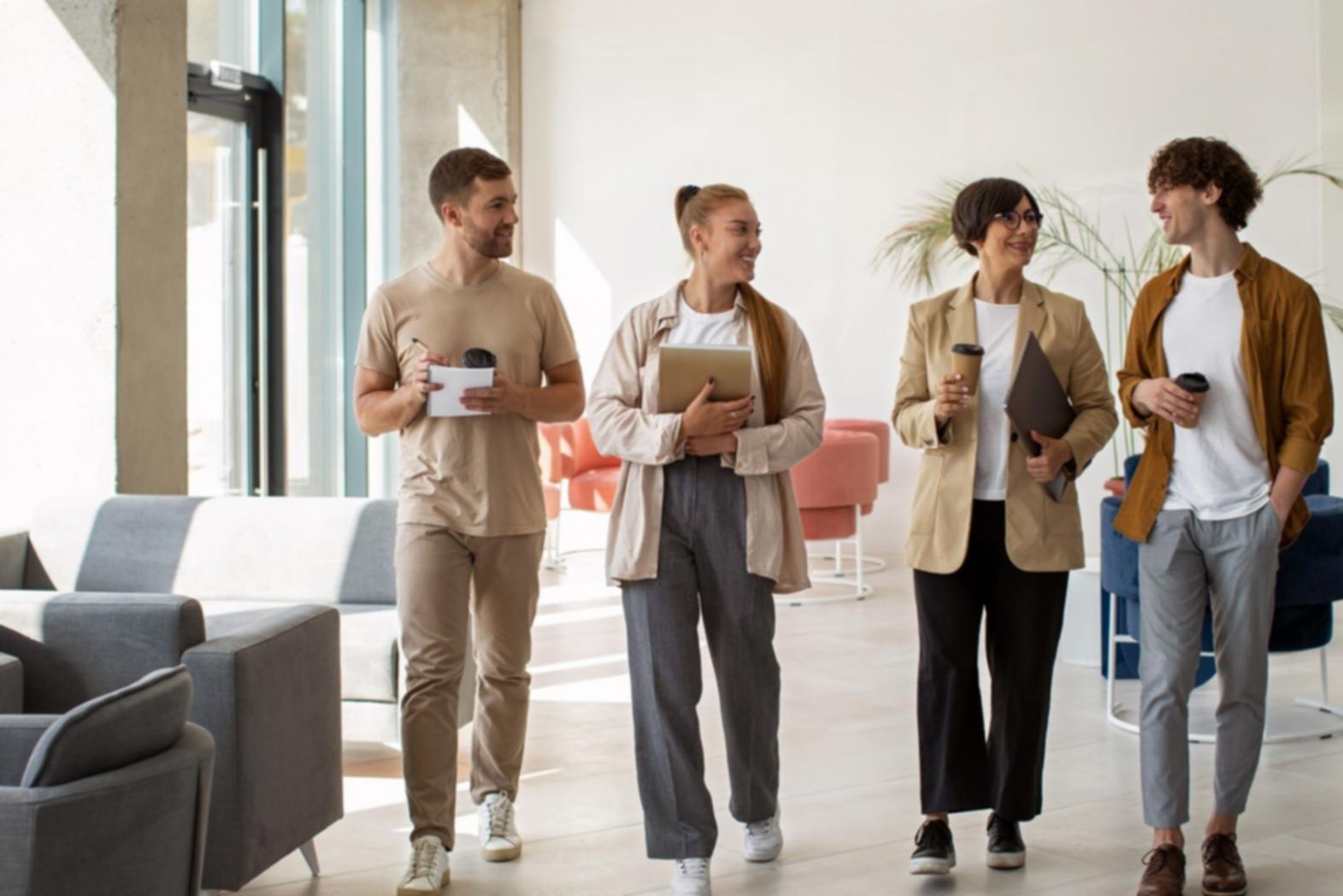 Seorang analis sedang mempelajari laporan keuangan dan grafik untuk analisis fundamental